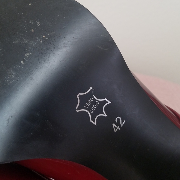 Italian brand Vero Cuoio Burgundy Oxford Patent Red Leather Booties - Picture 8 of 9